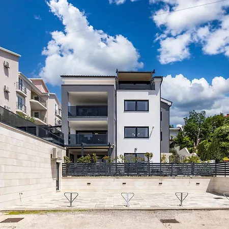 Pool With Sea View - Happy Apartment