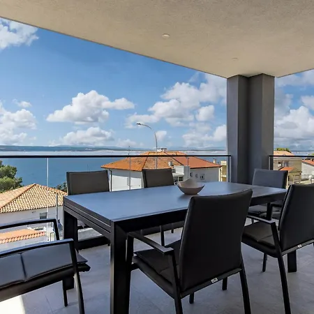 Pool With Sea View - Happy