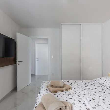 Apartment Pool With Sea View - Happy
