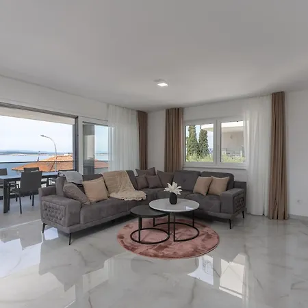 Apartment Pool With Sea View - Happy