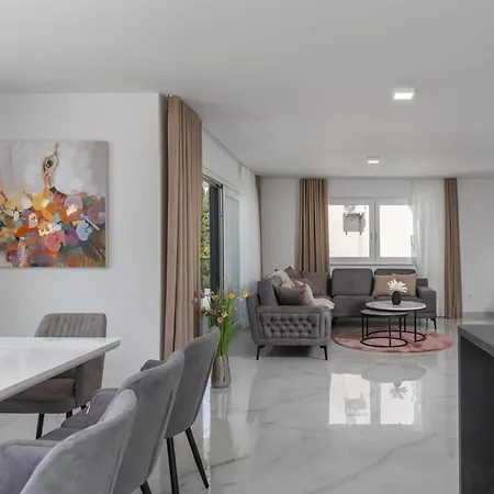 Pool With Sea View - Happy Apartment