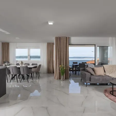 Pool With Sea View - Happy Apartment *