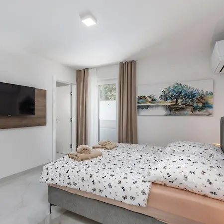 Pool With Sea View - Happy Apartment Crikvenica