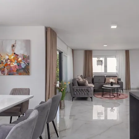 Pool Apartment *